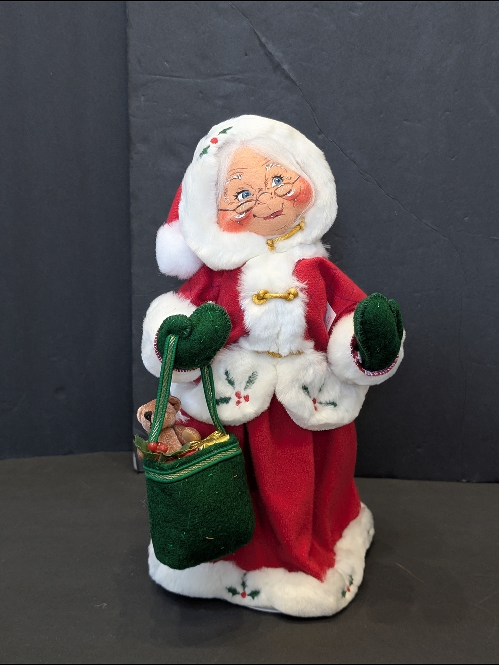 AnnaLee Christmas Doll 2004 Mrs. Winterberry. 13" tall